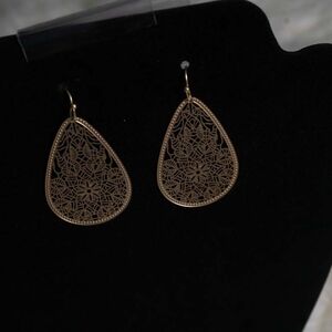 Chic Gold Teardrop Filigree Earrings